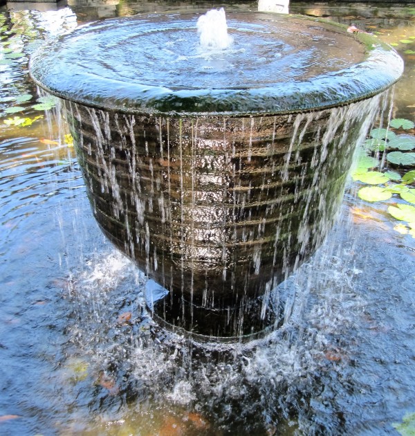 Vasenbrunnen in einem Teich